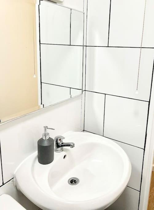 Gorgeous Flat 10 Min Walk To Stadium Free Parking 런던 외부 사진